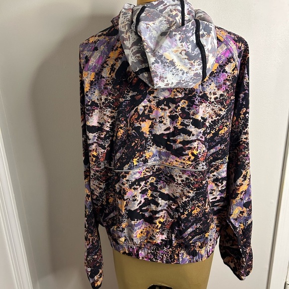 Fabletics Multicolor Abstract Jacket - Picture 9 of 16